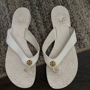 WHITE TORY BURCH FLIP FLOP SANDALS